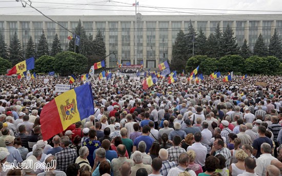الآلاف يطالبون باستقالة رئيس مولدوفا بعد اختفاء مليار دولار من البنوك