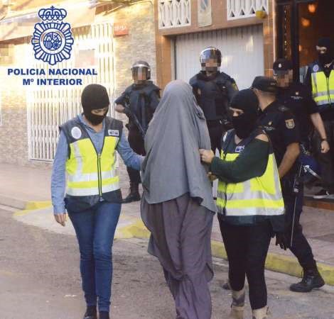 الشرطة الاسبانية اثناء القبض على احدى المتهمات	رويترز﻿