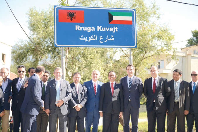  رئيس برلمان البانيا الير ميتا وسفير دولة الكويت نجيب البدر ورئيس بلدية تيرانا اريون فيلياي خلال افتتاح شارع في البانيا يحمل اسم الكويت
