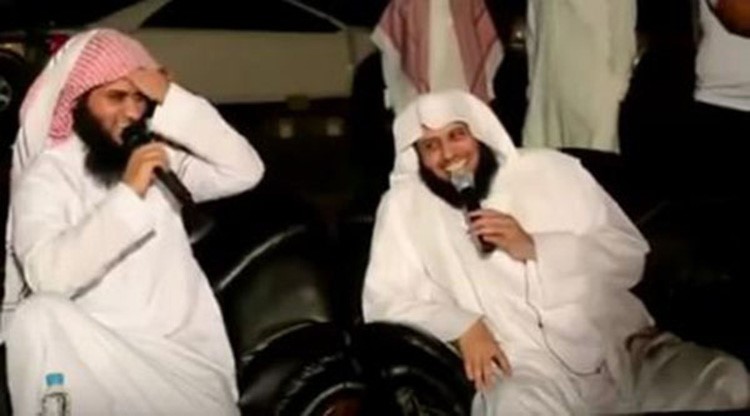 بالفيديو.. داعية خليجي يطلق إيحاءات غير لائقة لزميله.. ومغردون يستنكرون