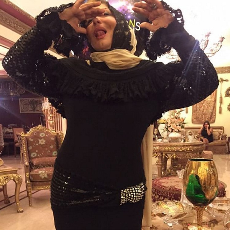 شاهد.. سهير رمزي تقترب من خلع الحجاب بهذه الصور