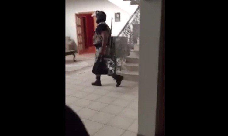 بالفيديو.. أم سعودية تشكر رجال الأمن للقبض على ابنها المتطرف