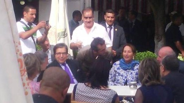 سيجولان رويال في مقهى شعبي بالجزائر