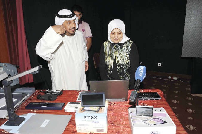 وتطلع على احد اجهزة المكتبة الالكترونية