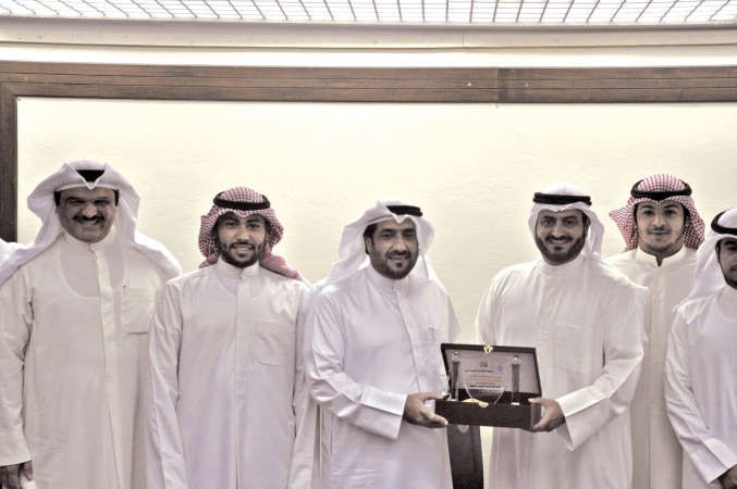 مسعد المحيلبي مكرما وكيل الاشغال المساعد عبد المحسن العنزي﻿