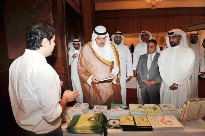 الشيخ سلمان الحمود متفقدا اجنحة المعرض ﻿