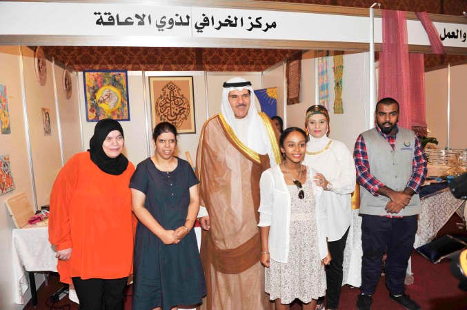 الشيخ سلمان الحمود في جناح مركز الخرافي لذوي الاحتياجات						هاني عبدالله﻿
