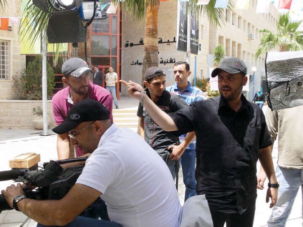 الهواري اثناء تصوير احد اعماله الفنية