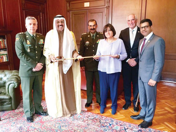 الشيخ احمد النواف يقدم السيف للوزيرة الكولومبية﻿