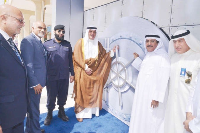 ماجد العجيل مع عدد من مديري البنك يفتتح الفرع﻿