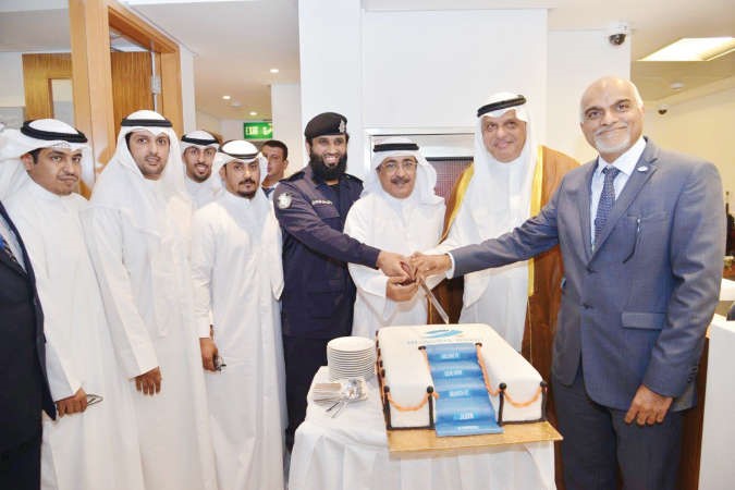  وخلال تقطيع كيكة الاحتفال بافتتاح الفرع الجديد﻿