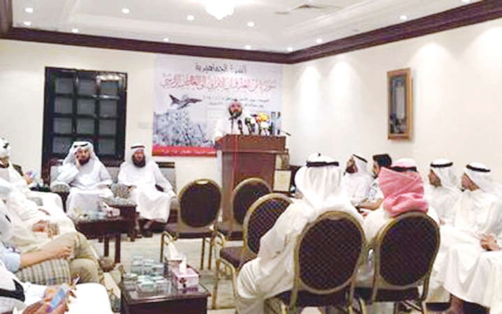 دوليد الطبطبائي متحدثا ويبدو خالد السلطان ودجمعان الحربش﻿