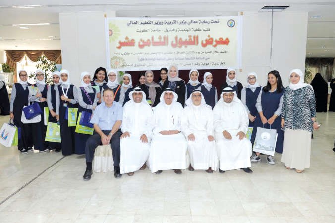 دحسين الانصاري ودحسين الخياط مع الطالبات خلال المعرض﻿