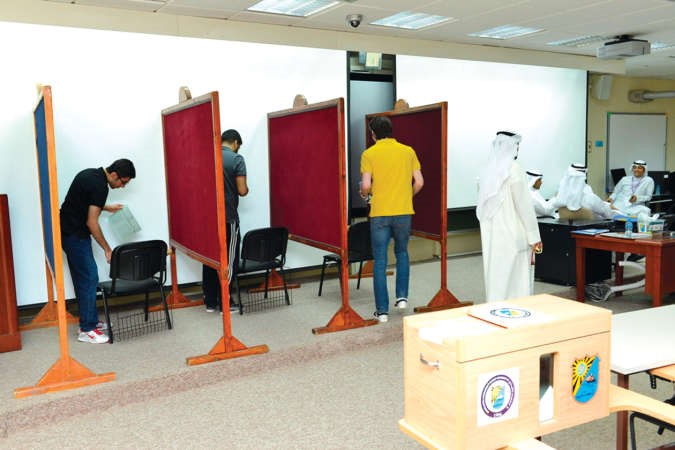 طلبة خلال عملية التصويت ﻿