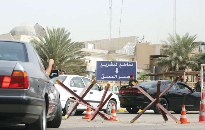 سيارات تقف طابورا بانتظار العبور الى المنطقة الخضراء في بغداد امس افپ