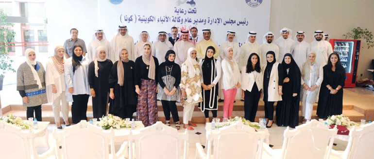  الشيخ مبارك الدعيج متوسطا الحضور والمكرمين في الحفل ﻿