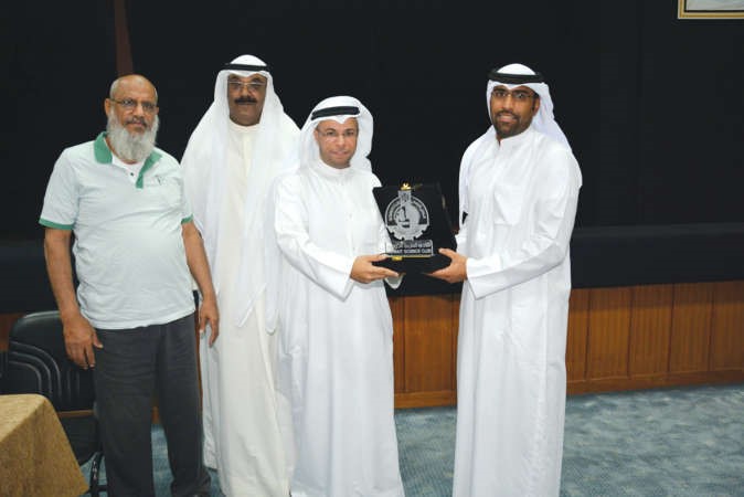 عبدالعزيز البرجس متوسطا علي الجمعة واحمد الطرموم وتوفيق المشاري﻿