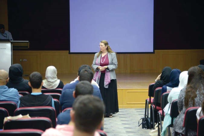  مديرة برنامج اللغة الانجليزية المكثف ساندراشتاين ﻿