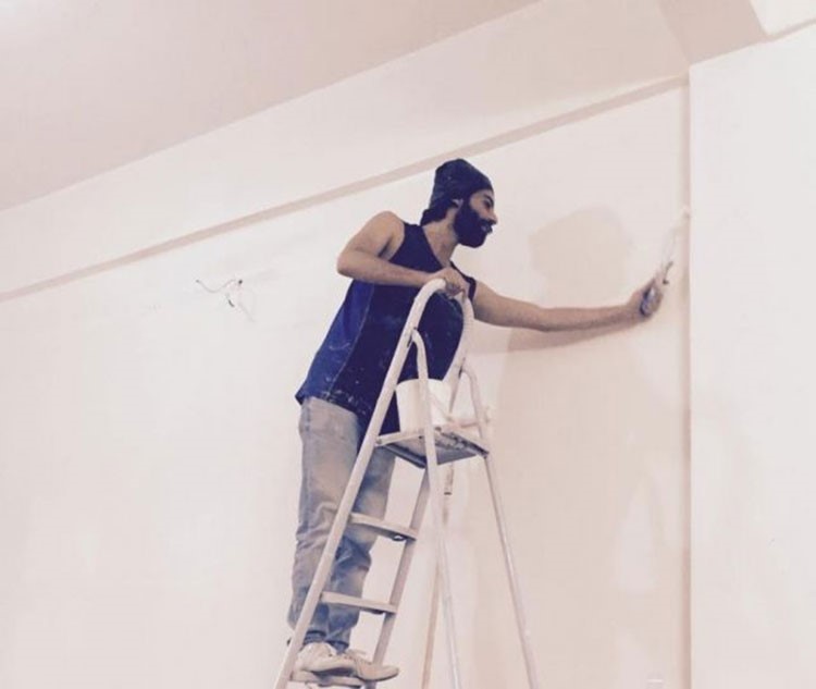 بالصور.. الحرب ترغم هذا الممثل السوري على العمل كدهان