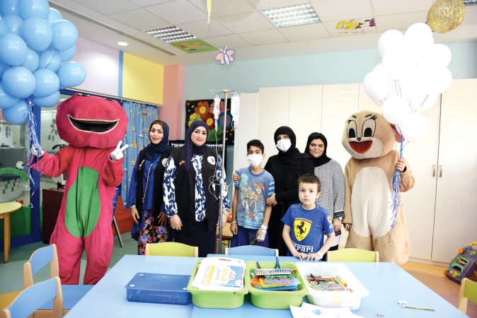 توزيع الهدايا على الاطفال في الاجنحةفريال حماد