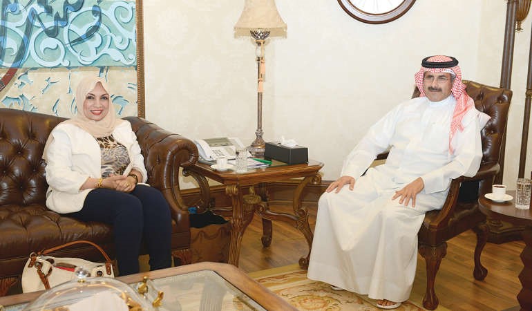 الشيخ مبارك الدعيج مستقبلا مراسلة وكالة انباء الشرق الاوسط