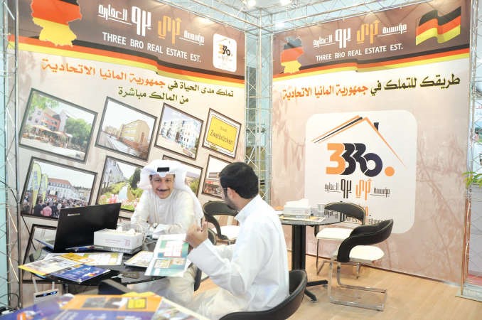 عبدالوهاب عبدالله يسارا خلال حديثه مع احد العملاء