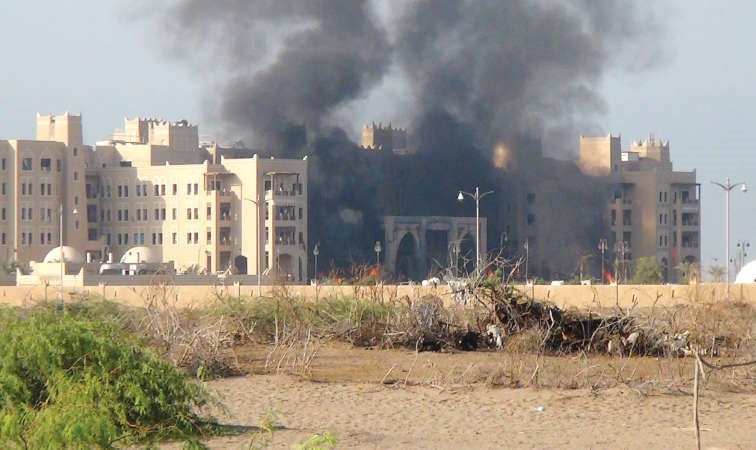 الدخان والنيران تشتعل في مبنى فندق القصرمقر الحكومة اليمنية الذي تعرض للهجوم امسفي عدنرويترز ﻿