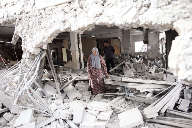 ﻿فلسطينية تعاين انقاض منزل بعد ان هدمته قوات الاحتلال الاسرائيلي في جبل المكبر في القدس الشرقية امسافپ﻿