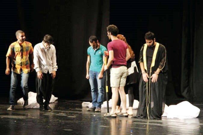 «قوم وقاف» عرض مسرحي ساخر يحاكي الواقع اللبناني