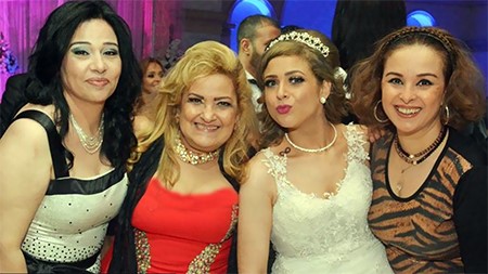 العروس ووالدتها مع الفنانة حنان شوقي