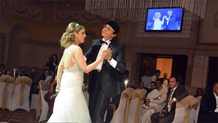 الفنان مجدي صبحي يراقص العروس ابنة زميله ناصر سيف