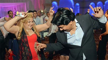 الفنان مجدي فكري في رقصة مع والدة العروس