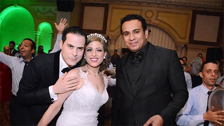 المطرب الشعبي محمود الليثي مع العروسين