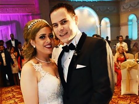 العروس نور ناصر سيف مع زوجها محمد فودة