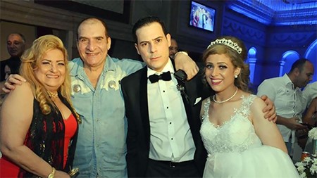الفنان اسماعيل محيي الدين مع العروسين ووالدة العروس