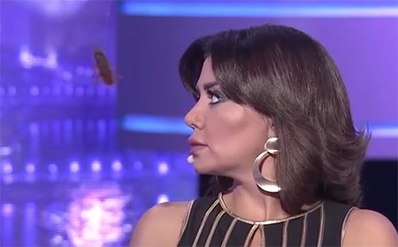 بالفيديو.. رانيا يوسف تبكي على الهواء بسبب "صرصار" هاجمها في الاستديو