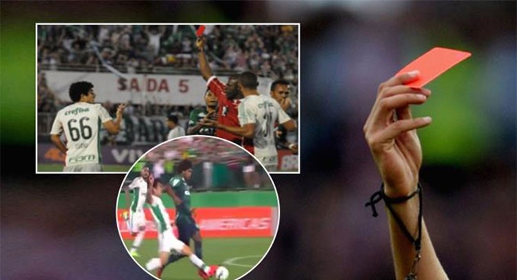 بالفيديو.. حكم برازيلي يطرد لاعباً.. ثم يلغي القرار!