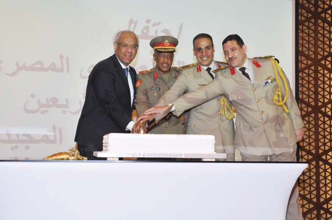 اللواء الركن حرب ابراهيم العميري مشاركا السفير ياسر عاطف والعميد حاتم عاشور والعقيد احمد شتا قطع كعكة الاحتفال قاسم باشا