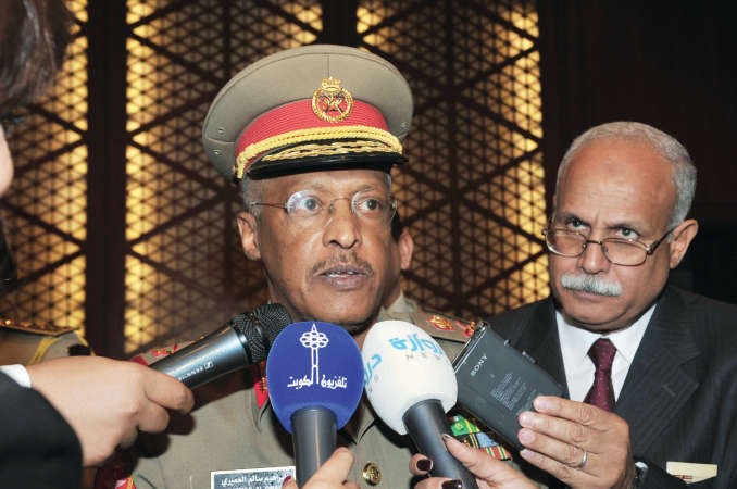 اللواء الركن حرب ابراهيم العميري متحدثا الى وسائل الاعلام