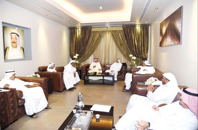 دبدر الدويش مع ممثلي الفرق الاهلية المسرحية﻿