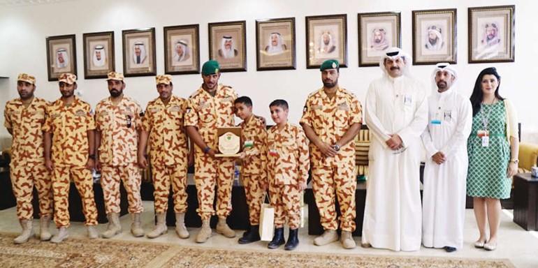 اسرتا بنك الكويت الوطني ورئاسة الاركان العامة للجيش في لقطة جماعية مع علي 
