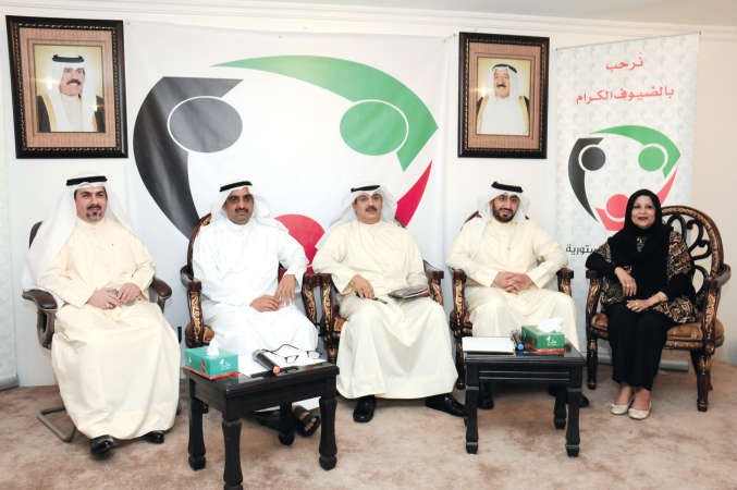 مريم الرجيب وطه الفراج وسعود السبيعي ود محمد عبدالجادر خلاال الندوة انور الكندري