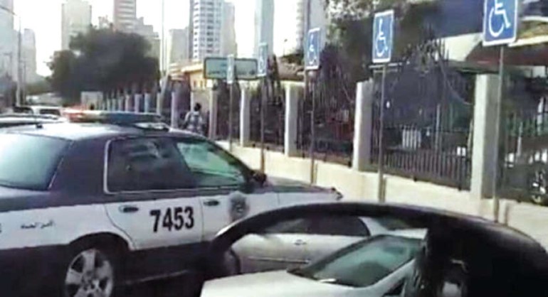 الدورية وقد توقفت في احد المواقف المخصصة للمعاقين﻿