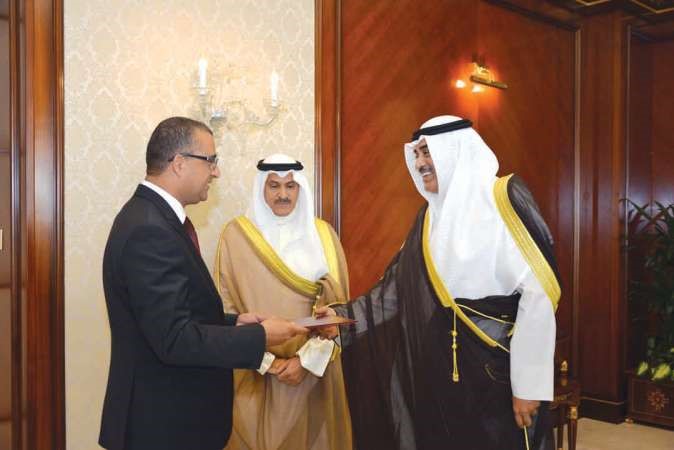  الشيخ صباح الخالد يتسلم نسخة من اوراق اعتماد سفير تونس احمد بن الحبيب بن الصغير 