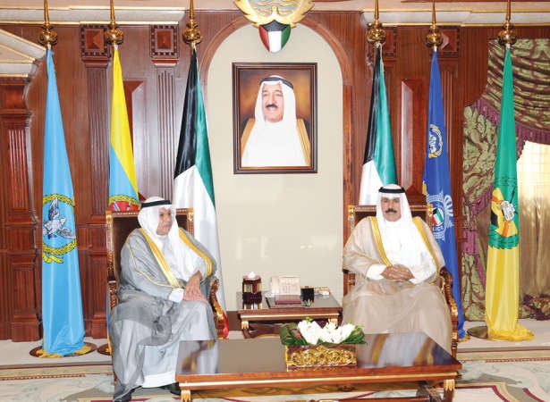 سمو نائب الامير وولي العهد الشيخ نواف الاحمد مستقبلا الشيخ خالد الجراح 