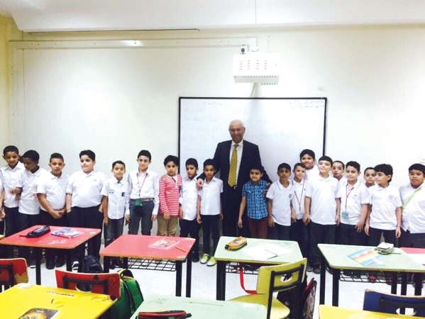 السفير المصري ياسر عاطف مع مجموعة من الطلبة