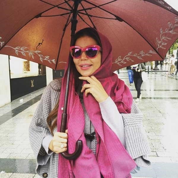 لماذا ارتدت مي حريري الحجاب في باريس؟.. صورة