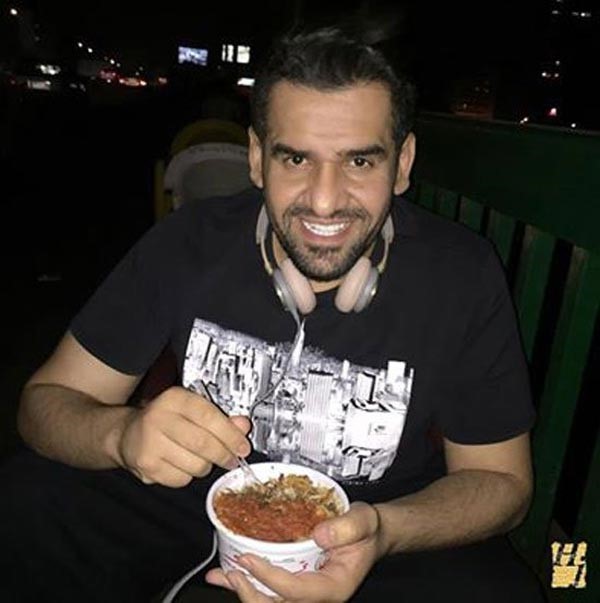 حسين الجسمى ينشر صورته يأكل " الكشرى" فى شوارع مصر