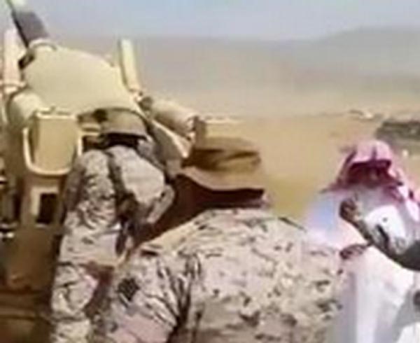 بالفيديو.. إمام الحرم المكي ابن حميد يقصف مواقع الحوثيين بالمدفعية