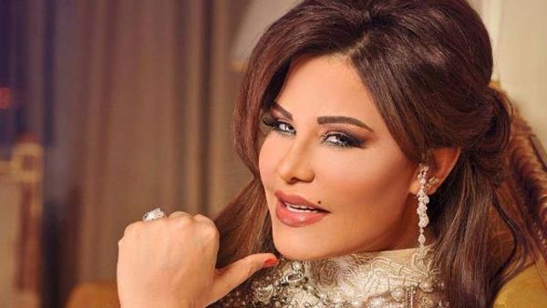 صورة: أحلام تطبق ماكياجها بنفسها